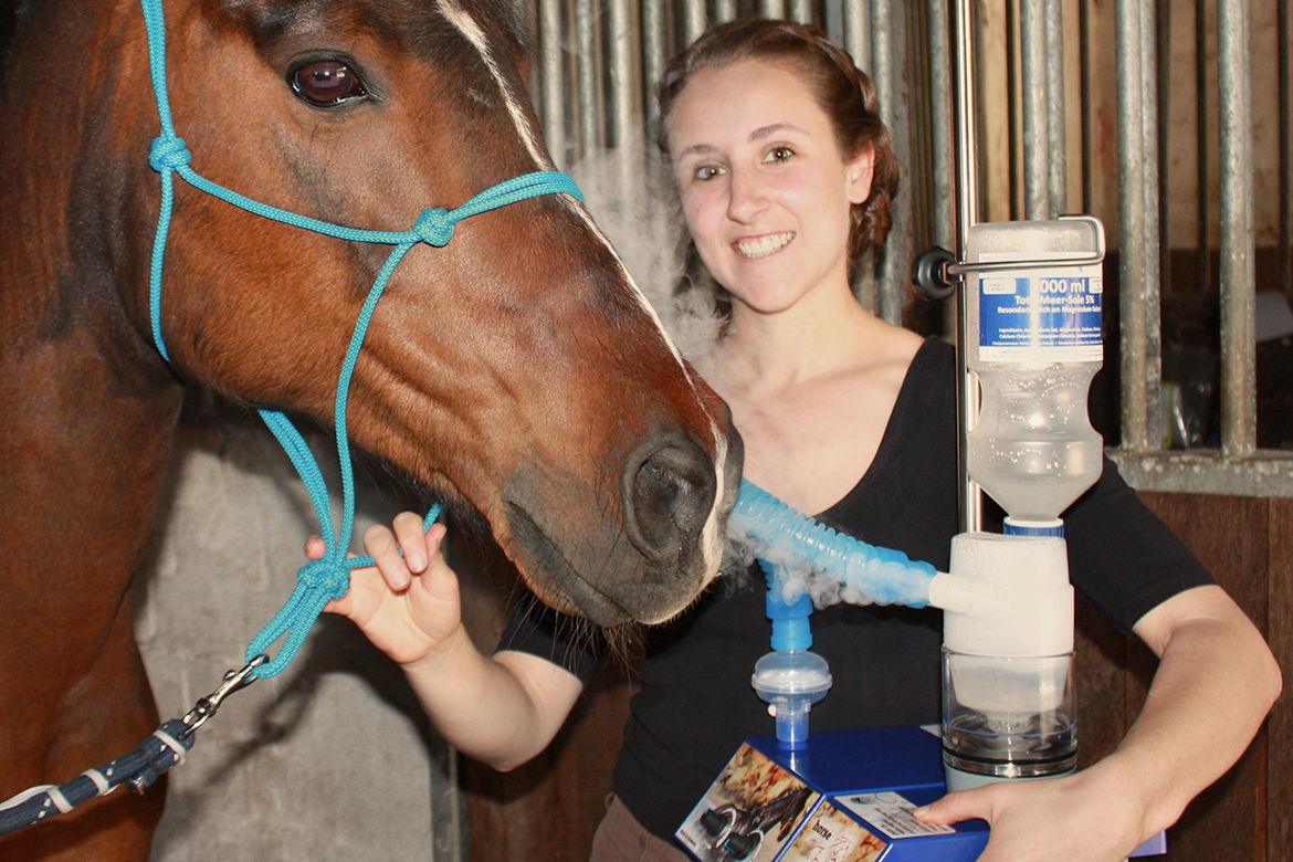 Nicole-Anika Wagner mit Inhalationsgerät und Pferd Reizklima durch Inhalation ohne Maske oder Medikamente